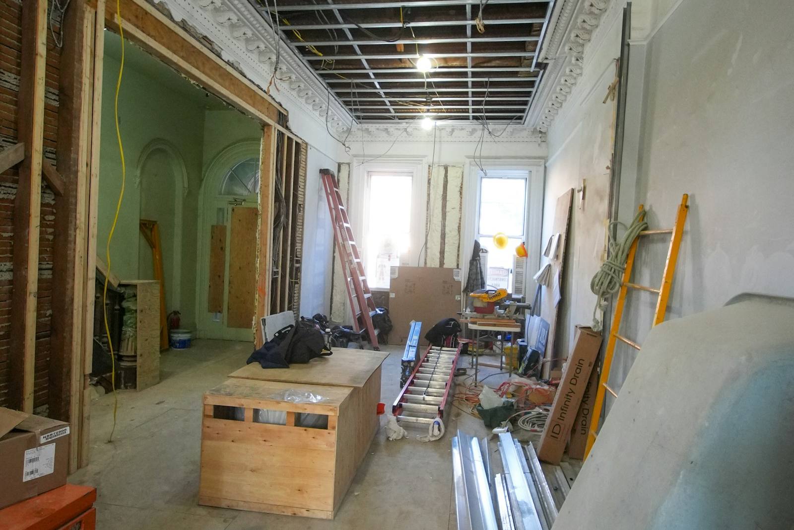 Lang gang under ombygning med åbent loft