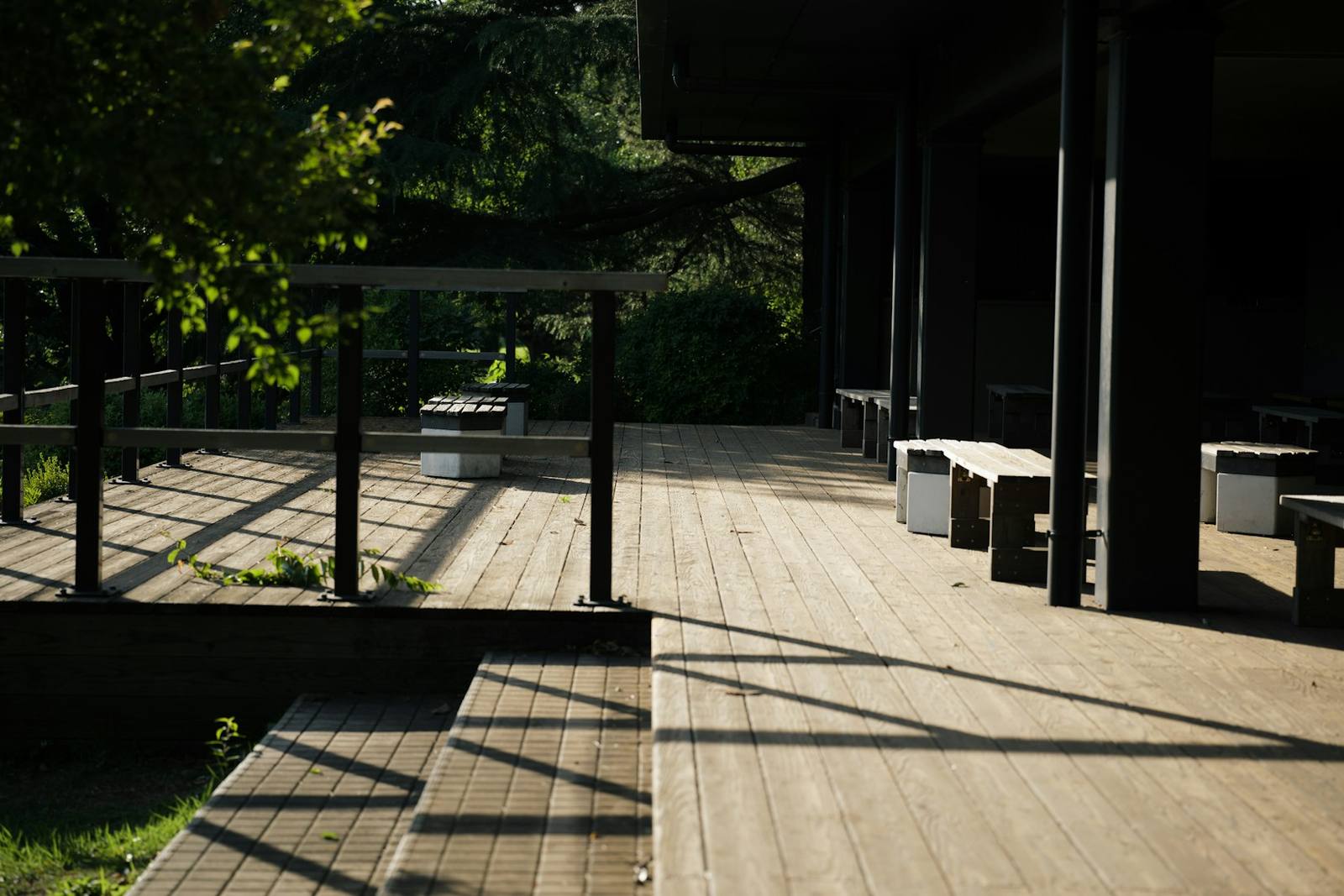 Terrasse af træ med brede trin
