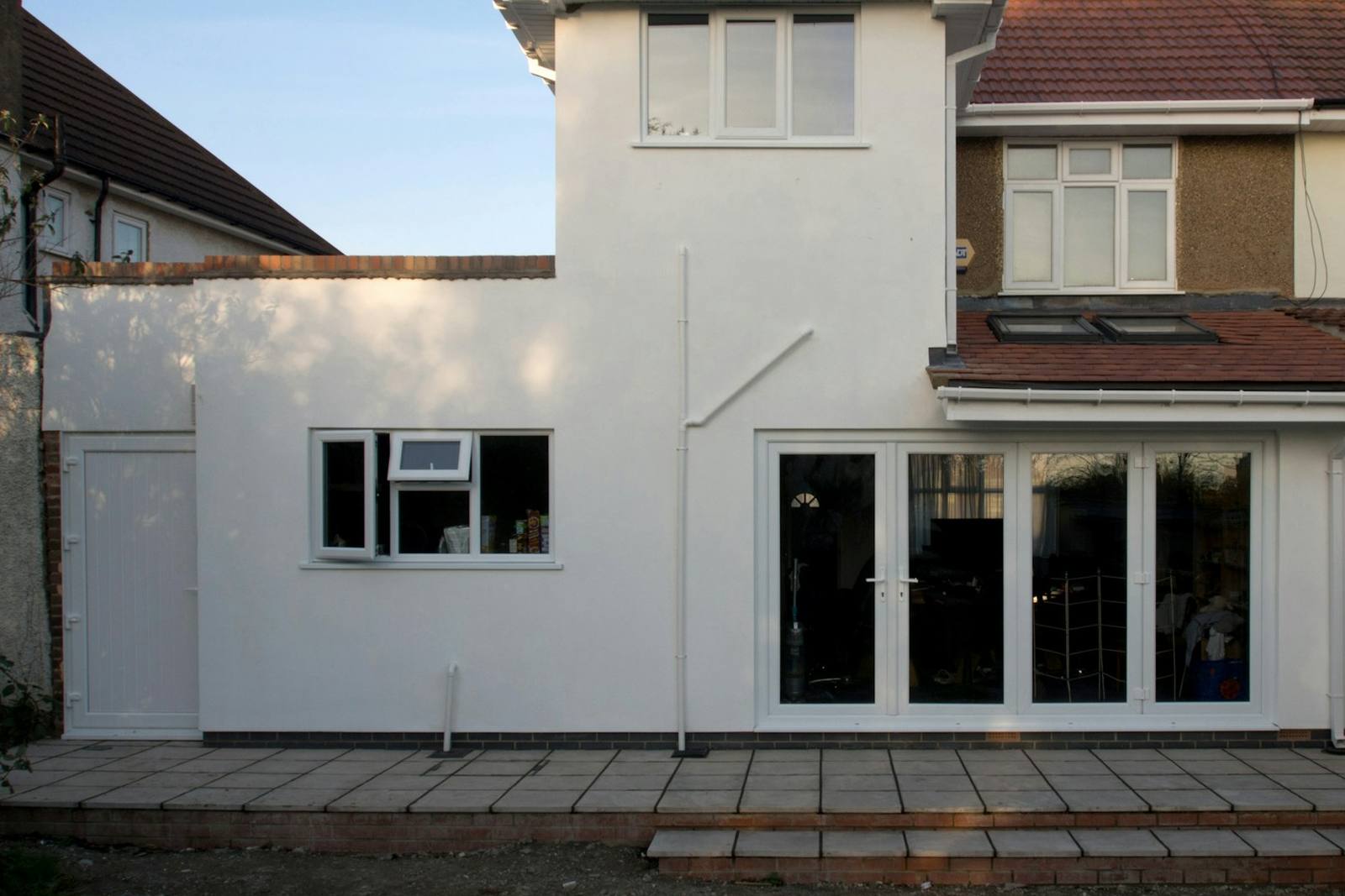 Huset med den færdige tilbygning og ny terrasse